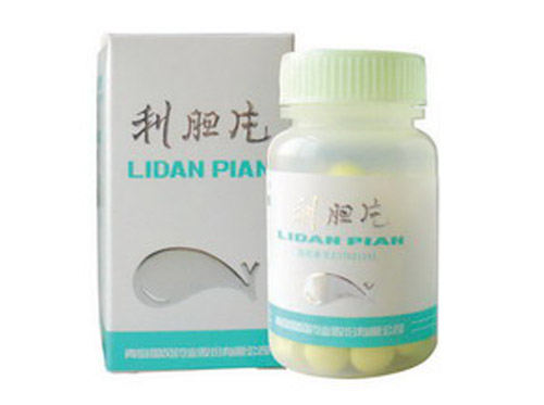 利胆片
产品编号：05
上市时间： 2015-01-27
【成 份】： 大黄、金银花、金钱草、木香、知母、大青叶、柴胡、白芍、黄芩、芒硝、茵陈。
【性 状】： 本品为薄膜衣片，除去包衣后显黄褐色；味苦。
【功能主治】： 清热止痛，清热利湿。用于肝胆湿热所致的胁痛，症见胁肋及胃腹部疼痛、按之痛剧，大便不通，小便短赤，身热头痛，呕吐不食；胆道疾患见上述症候者。
【规 格】： 每片重0.23g
【用法用量】： 口服。一次6～10片，一日3次。
【不良反应】： 尚不明确。
【禁 忌】： 尚不明确。
【贮 藏】： 密封。
【有 效 期】： 36个月