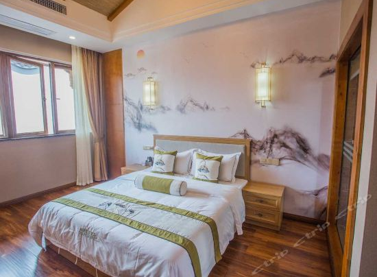 仁寿四海逸家酒店毗邻黑龙潭旅游风景区，环境舒适，适合商务、度假、旅游等。