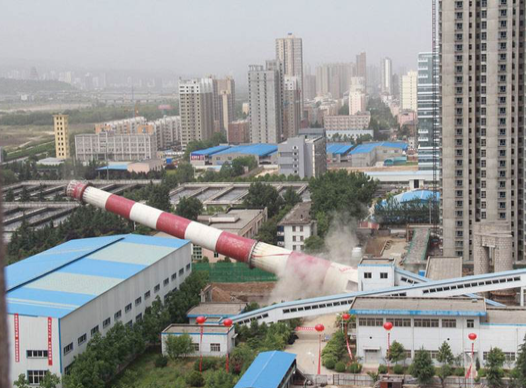 江苏昊天高空建筑工程有限公司成立于二十世纪九十年代，是一个具有专业防腐、维修施工和高空作业资质的企业。2014年4月更名为江苏昊天高空建筑工程有限公司。经过二十几年的不懈努力，迄今已发展成为领导班子过硬、技术力量雄厚、施工单位庞大、管理先进的现代化企业，公司主要从事高空作业、高空建筑物安装、维修、防腐、保温、拆除、高空建筑防腐保温工程专业承包，高耸构筑物工程专业承包；高空作业工程专业承包；新建烟囱；砼烟囱滑模；冷却塔新建；移摸施工；烟囱内壁防腐脱硫；电缆整洁；防火、防水堵漏；水、电安装；钢结构安装；清洗、防腐等工程。施工人员持国家劳动部颁发的特种行业技术操作证上岗，并全部参加人生保险，对建设单位绝无后顾之忧。我公司完全具备履行大中型工程合同的能力，是为您企业创一流的坚强后盾。
公司注重技术的改进和设备的更新换代，近年来淘汰了一批旧有的生产机械，引进先进的生产设备，实现了生产的现代化。发展实业、振兴企业是企业的发展目标，不骄不躁、严谨踏实是公司的一贯工作作风，几年来，公司在已有成绩的基础上，不懈努力、开拓进取，在省内外建筑市场占有了一席之地，赢得了广大客户及质检部门的好评，被评为“质量信的过单位。
公司秉承“质量是企业的生命，安全是企业的保障”的安全理念服务社会，格守“知行合一，兼济天下”的经营原则，为社会各界提供优质的产品，一流的服务。以“敢叫日月换新天”的企业精神，竭诚与社会各界携手，迎接新的挑战，创造新的辉煌。