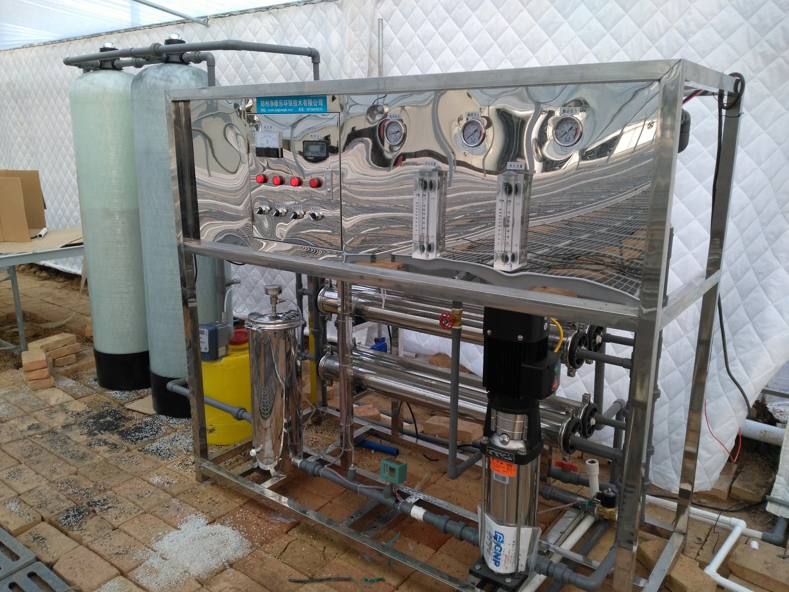 濮阳奇净净化设备有限公司座落于美丽的龙乡濮阳，公司成立于2016年8月，是一家专业从事水空气净化及消毒业务的专业企业，在净化设备设计和生产上有着丰富的经验，特别对于畜牧养殖业净化方面，可以为客户提供专业的解决方案。多年来凭借雄厚的技术实力，好的成熟的产品，完善的服务体系，取得了迅猛的发展。到目前为止，全国20多个省、自治区的客户使用了我们的产品，并得到了相关部门的充分肯定及一致认可。我公司将充分发挥自身优势，秉承“科技创新、服务市场、诚信待人”的宗旨和“产品”就是人品的企业理念，不断进行技术创新、设备创新、服务创新、管理方式创新，来继续研发推出更多满足客户需求的产品，为推动我国畜牧业发展做贡献。