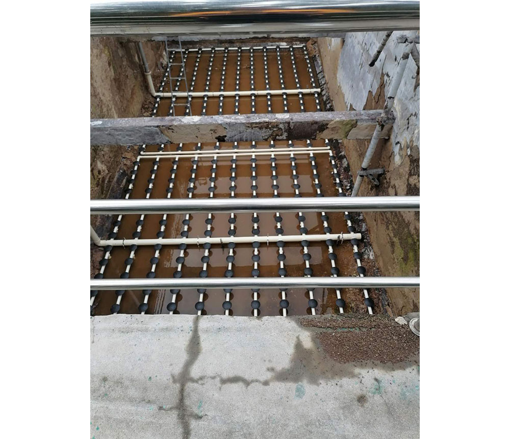 江苏艾勤环保科技有限公司（以下简称“艾勤科技”）是国内知名的曝气器和水处理填料的生产厂家。公司地址位于风景秀丽的太湖之滨、中国的环保之乡——宜兴市凯旋路18号。公司注册资金为1000万元，拥有三千多平方米的自动化生产研发车间。