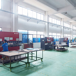 广东滤中滤饮水产业集团有限公司，是直饮水行业中优秀的直饮水厂家之一，是专门从事开水器，直饮水机，学校直饮水工程，商务饮水机等饮水设备的研发，生产，销售，服务四位一体的高新技术企业。工厂于2014年在广东勒流顺利建成无尘自动化生产车间成为直饮水行业实现生产无尘化，模块自动化生产的厂家。 2016年，广东滤中滤以互联网+直饮水产业为导向，凭借独特的战略模式和节能技术，通过兼并与收购，正式荣升为广东滤中滤饮水产业集团有限公司，成为直饮水行业内一家专业制造直饮机的集团公司。滤中滤秉承“质量可靠，用户至上”的服务宗旨为广大客户提供健康水资源，全方位满足了不同用户的多种需求。受到广大新老客户一致赞誉与信赖。