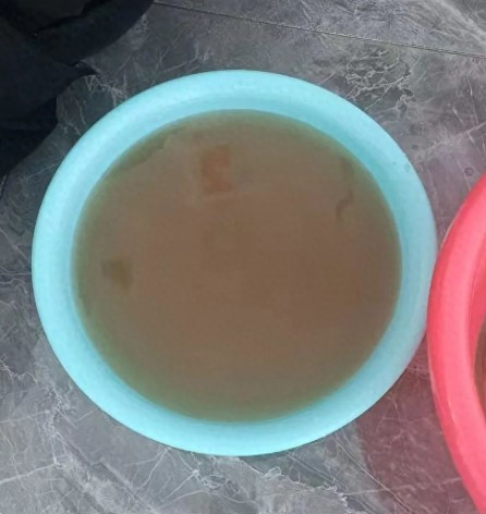 饮用水发黄一个多月，辽宁一小区安净水设备！居民：目前仍不敢喝
