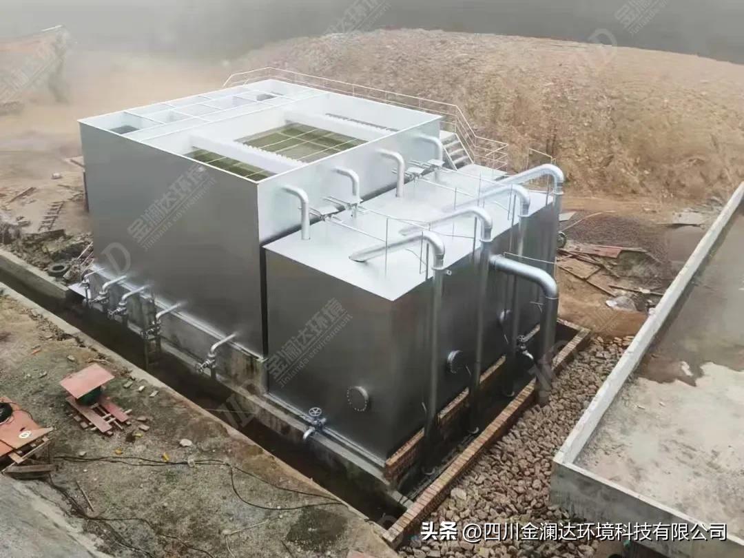 在水资源保护与利用的关键领域，金澜达一体化全自动净水设备脱颖而出，成为众多行业信赖的伙伴。


高效净化，水质卓越：它搭载先进的过滤技术，能够精准去除水中的泥沙、悬浮物、细菌、病毒以及重金属等各类杂质，有效降低水中的化学需氧量（COD）和生化需氧量（BOD），让水质达到甚至优于国家饮用水标准，为用户提供安全、纯净的水源。


高度集成，节省空间：设备采用一体化设计，将絮凝、沉淀、过滤、消毒等多个净水环节集成在一个紧凑的机体中，大幅节省了占地面积。无论是空间有限的小型水厂，还是对场地布局有严格要求的企业，都能轻松安装使用。


智能操控，全自动运行：具备智能化的控制系统，可实现设备的全自动运行。通过传感器实时监测水质和设备运行状态，根据预设参数自动调整运行模式，自动完成加药、反冲洗等操作，无需人工频繁值守，不仅降低了人力成本，还提升了运行的稳定性和可靠性。


经久耐用，维护便捷：设备选用优质的材料和精湛的制造工艺，确保在恶劣环境下也能长期稳定运行。同时，人性化的设计让维护工作变得轻松简单，关键部件易于拆卸和更换，降低了维护成本和停机时间。