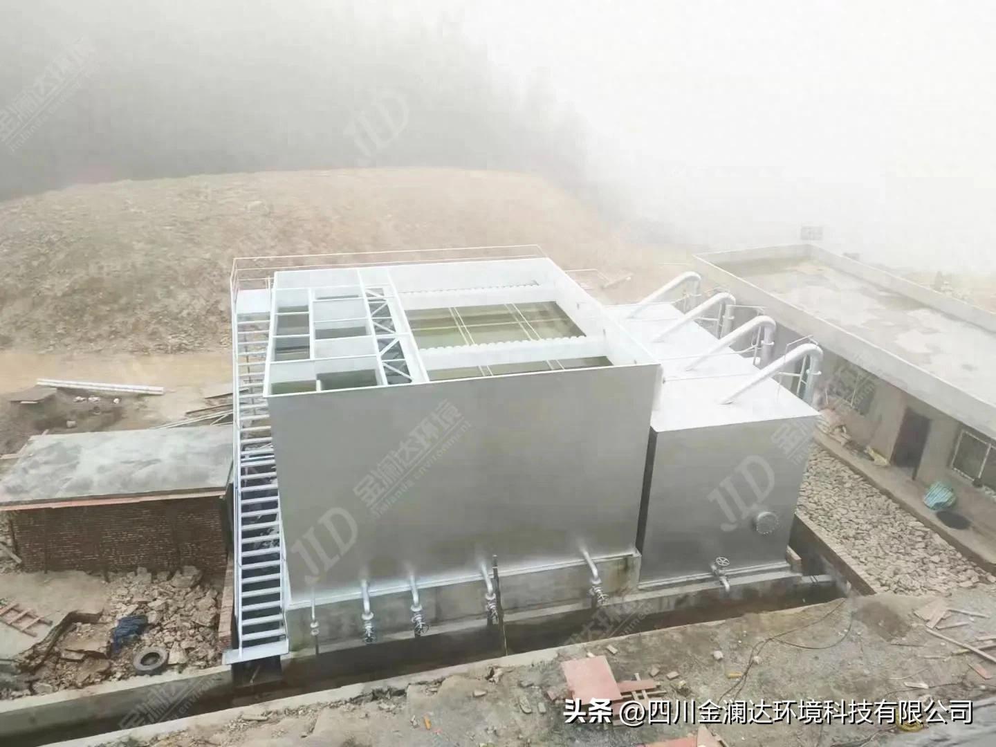 在水资源保护与利用的关键领域，金澜达一体化全自动净水设备脱颖而出，成为众多行业信赖的伙伴。


高效净化，水质卓越：它搭载先进的过滤技术，能够精准去除水中的泥沙、悬浮物、细菌、病毒以及重金属等各类杂质，有效降低水中的化学需氧量（COD）和生化需氧量（BOD），让水质达到甚至优于国家饮用水标准，为用户提供安全、纯净的水源。


高度集成，节省空间：设备采用一体化设计，将絮凝、沉淀、过滤、消毒等多个净水环节集成在一个紧凑的机体中，大幅节省了占地面积。无论是空间有限的小型水厂，还是对场地布局有严格要求的企业，都能轻松安装使用。


智能操控，全自动运行：具备智能化的控制系统，可实现设备的全自动运行。通过传感器实时监测水质和设备运行状态，根据预设参数自动调整运行模式，自动完成加药、反冲洗等操作，无需人工频繁值守，不仅降低了人力成本，还提升了运行的稳定性和可靠性。


经久耐用，维护便捷：设备选用优质的材料和精湛的制造工艺，确保在恶劣环境下也能长期稳定运行。同时，人性化的设计让维护工作变得轻松简单，关键部件易于拆卸和更换，降低了维护成本和停机时间。