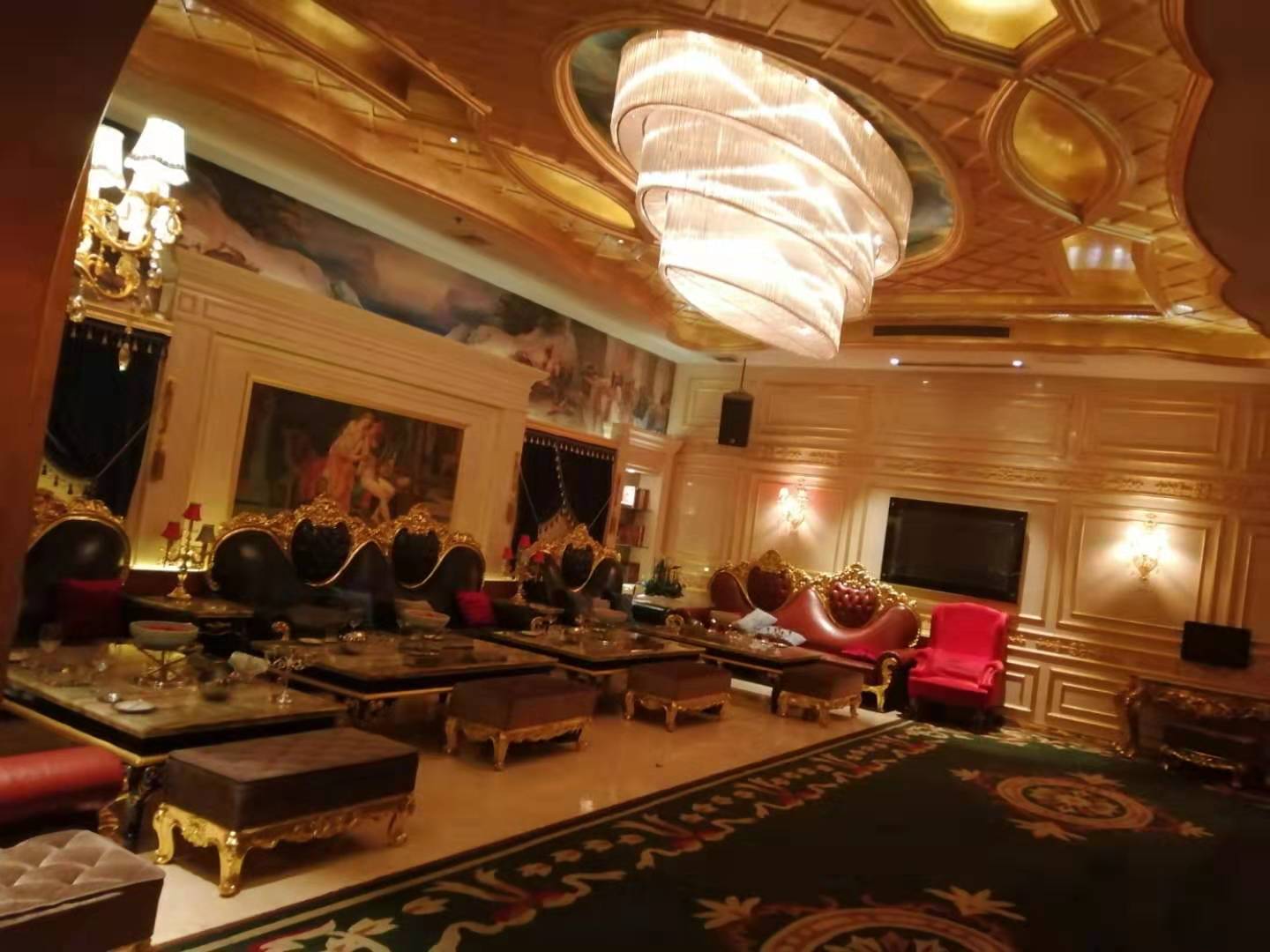     成都汉莎娱乐有限公司是成都规模的国际娱乐会所，汉莎娱乐会所于2012年经由工商局批准成立，会所占地面积6000平米，拥有独立包间49个，有总统房，豪华皇家套房，皇家贵宾房数十间，包房设计独特欧式风格，经过国外高端设计师倾心打造，成为成都地区高端的娱乐休闲会所之一，拥有豪华VIP包厢，KTV、休闲为一体，汉莎娱乐整体以现代风格为基调，尽显高贵、豪华、大方、气派；本会所灯光音响设备专业，更长期承接商务招待、公司聚会、自娱自乐、生日Party等多项娱乐活动；经过多年的经营与发展，我们拥有了庞大稳定的客户群，为每一位贵宾提供细致周到的个性化服务、让您得到放松、惬意的体验，是我们的服务宗旨，品质高、环境好、价位合理、专业的服务为您提供一处社交、休闲的繁华殿堂，汉莎国际娱乐会所位于二环路人南立交购物商贸旁，公司耗资1.3亿精心打造，欧式风格尽显皇家风范，公司设有总统房，豪华皇家套房，皇家贵宾房数十间；专为成功人士提供高档优质的休闲娱乐，欢迎您的光临  订座热线：18284563309