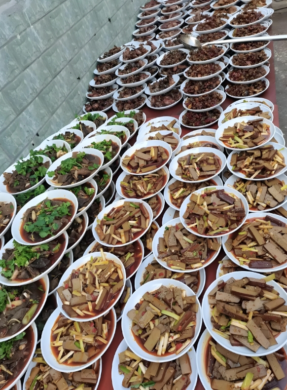 成都新津坝坝宴，传统与现代的完美融合

成都新津坝坝宴，这一承载着四川深厚文化底蕴的传统宴席形式，正以其独特的魅力吸引着越来越多的食客。不同于传统的坝坝宴，新津地区的坝坝宴在保留传统精髓的同时，融入了现代元素，让这一传统美食焕发出新的活力。在这里，你可以品尝到正宗的川菜佳肴，如麻辣鲜香的火锅、香辣可口的宫保鸡丁，还能享受到现代餐饮的便捷与舒适。餐馆环境优雅，服务周到，让每一位食客都能感受到宾至如归的温暖。同时，新津坝坝宴还注重食材的新鲜与品质，确保每一道菜品都能让食客满意而归。