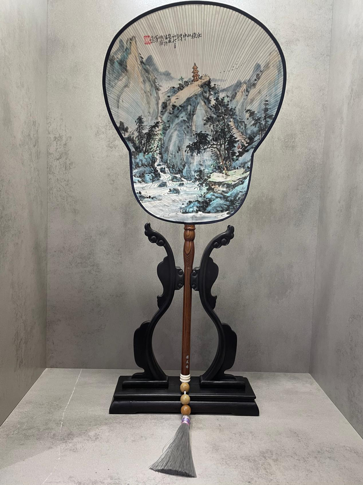 德阳潮扇源于广东潮州团扇。清光绪十八年(1892)德阳籍福建仙游县同知包善诚被罢职带回了两把潮州团扇回乡，后来有些破损，便到德阳城里篾扇铺子去修理，被老板李宝成发现，在制作工艺上加以改进，形成了德阳潮扇的独特风格，工艺水平远胜于潮州团扇，成为德阳手工艺品一绝。