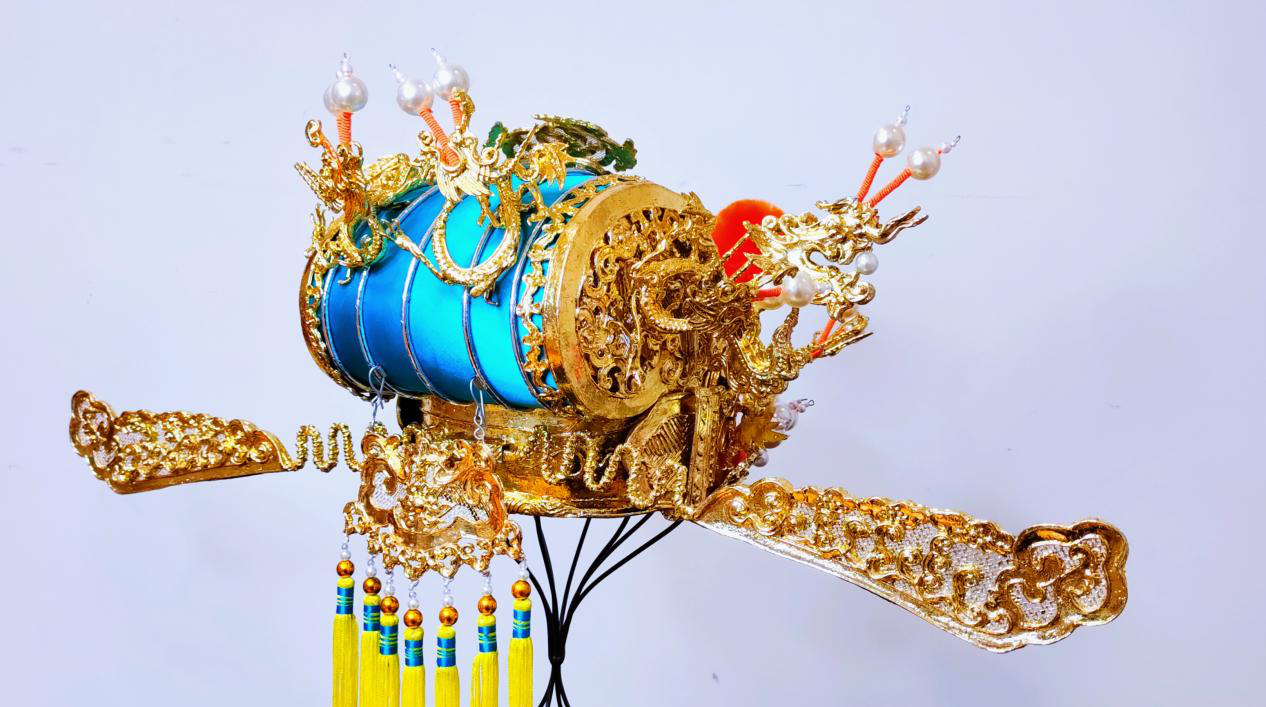 从清乾隆三十七年（1771年）起，川剧传统盔帽制作工艺已有两百余年的历史。“德隆号”川剧行头铺成立于20世纪20年代初，老板赵德隆于50年代初收邱忠清为徒（孝泉镇昌园村人）。2014年后，邱忠清将工艺传承于其长孙邱粟杨，邱粟杨现为德阳川剧传统盔帽制作技艺区级传承人，也是全川新生代唯一代表性传承人。