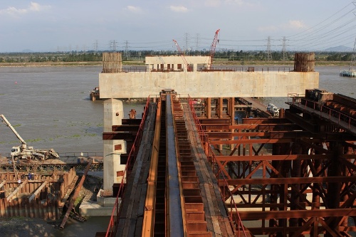 一、招聘要求↵1、政治素质好，品行端正，热爱测绘工作。
2、有较好的测绘专业知识和实际作业能力。
3、身体健康，有吃苦耐劳精神，愿意从事野外测绘工作。
4、有刻苦学习的精神，组织纪律性强，有良好的团队精神。
5、学测绘，爱测绘，有长期从事测绘工作的决心，愿在本公司工作五年以上，以利自身的发展。
二、公司福利待遇
1、愿意应聘的同学需先到公司实习3个月，实习期作为试用期，拿到毕业证后，经双方同意，转为正式合同制员工，并在次月为签订劳动合同的员工购买社保（五险）。
2、实习期月薪1000元，野外工作期间，野外津贴每天100元，每月合计4000元。
3、签订劳动合同后月薪2000元，野外工作期间，野外津贴每天130元，每月合计6000元。
4、员工工资当月发放，野外津贴春节前发，从不拖欠。
5、国家规定法定节假日加班，按国家规定发加班费，主要节日发过节费，生日发200元。
6、每年四月底提薪，月增加200—400元。
7、公司提供集体宿舍。
8、野外工作期间食宿由公司开支。
9、职称评定：由公司协助办理助理工程师、工程师、注册测绘师等职称评定。
……