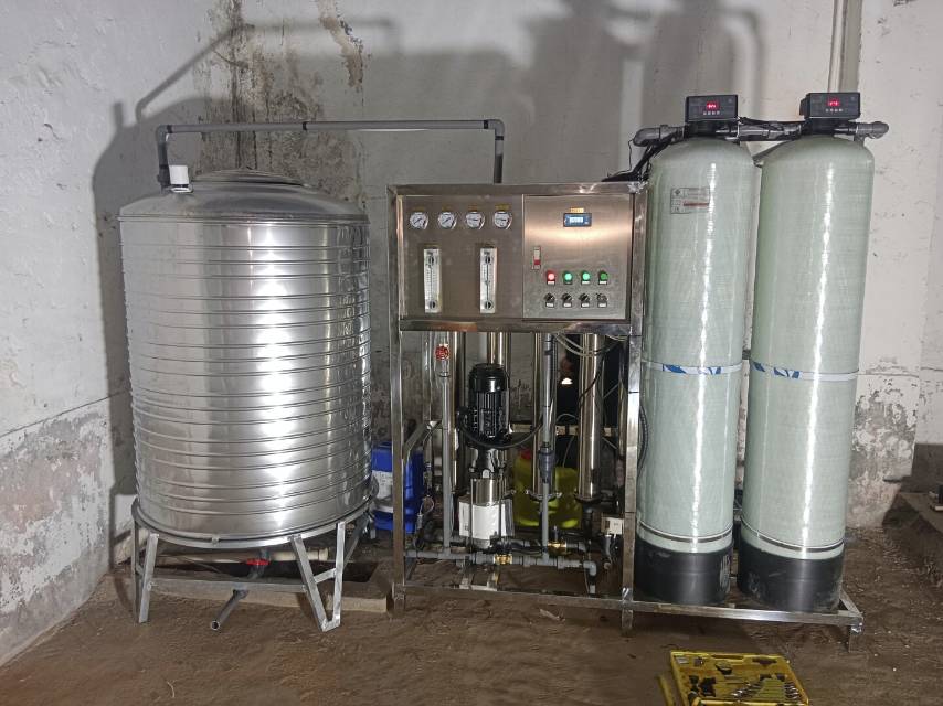 济南尊龙环保有限公司专业水处理设备厂家，反渗透水处理设备：高效水处理的可靠之选

1吨单机反渗透水处理设备采用先进的水处理技术，为各类行业提供稳定可靠的纯净水解决方案。该设备集预处理、反渗透脱盐及自动控制于一体，产水量高达1m³/h，出水水质符合国家饮用水标准。

工艺流程精粹

设备的核心工艺流程如下：原水（市政自来水）→原水箱→原水泵→石英砂过滤器（去除悬浮物、泥沙）→活性炭过滤器（吸附余氯、有机物）→保安过滤器（5μm精密过滤）→高压泵→反渗透膜组件（去除溶解盐、细菌）→纯水箱→用水点。

预处理系统配备全自动控制阀，可自动进行反冲洗，有效防止滤料板结失效。反渗透部分采用进口优质芳香聚酰胺复合膜，单根膜脱盐率高达98%以上，系统脱盐率超过95%。高压泵采用不锈钢材质，提供稳定压力，确保反渗透膜高效运行。

产品卓越特性

此款设备具备显著技术优势：采用全自动预处理系统，实现无人化操作；配备在线水质监测仪表，实时监控水质变化；系统设计回收率≥60%，能耗低。设备结构紧凑，占地面积小，操作维护简便。

其广泛应用领域包括饮料食品、制药、化工、电子行业工艺用水及锅炉补给水等，能有效去除水中无机离子、细菌、病毒及有机污染物。