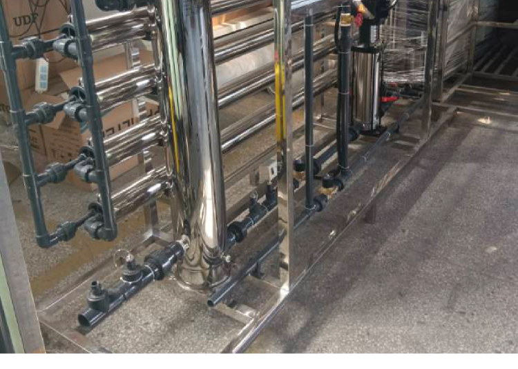 高效节能之选！济南尊龙环保推出3吨/小时反渗透净水设备↵
在工业用水需求日益增长的今天，一套稳定、高效、经济的纯水制备系统是企业降本增效的关键。济南尊龙环保有限公司深耕水处理领域，重磅推出新一代 3吨每小时反渗透净水设备，以卓越性能助力企业用水无忧。

该设备采用先进的反渗透（RO）膜技术为核心，能有效去除水中细菌、病毒、重金属、无机盐及有机物等绝大多数杂质，产水水质远超国家纯化水标准，可直接应用于食品饮料、生物制药、电子化工、锅炉补给水等多个关键行业。

其显著优势在于：

1. 高效节能：采用优质低能耗膜元件及高效泵组，脱盐率高，运行压力低，大幅降低运行成本。
2. 稳定可靠：全自动化控制系统，具备自动启停、在线水质监测、化学自动清洗等功能，保障设备长期稳定运行，减少人工干预。
3. 模块化设计：结构紧凑，占地面积小，便于安装维护，并能根据您的具体水质需求灵活调整工艺。

选择济南尊龙环保，就是选择了一份专业的保障。我们为您提供从方案设计、设备安装到售后维护的一站式服务。

立即访问公司官网：www.jinanzunlong.com，了解更多产品详情，获取专属水处理解决方案！

济南尊龙环保有限公司，是您值得信赖的用水伙伴！