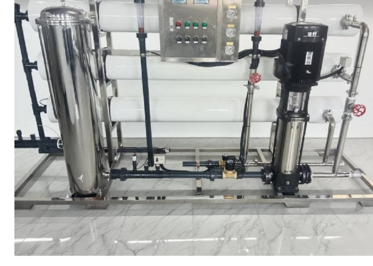 济南尊龙环保有限公司是济南一家专业生产纯净水设备，矿泉水设备,软化水设备,反渗透设备,去离子水设备,净化水设备,过滤水设备,混床,臭氧发生器及自动灌装设备及安装调试的专业企业。另外供给各种水处理材料,配件(反渗透膜,超滤膜,高压泵,滤芯,活性炭,树脂,阻垢剂,过滤器,矿化液等)。公司汇集了一批长期从事水处理技术研究，工程应用，实践丰富的技术人才。本公司积极进取，勇于创新，善于吸取国内外先进技术。本公司产品广泛使用于电子，冶金，化工，食品等行业。↵工业超纯水净化：原水→石英砂过滤器→活性炭过滤器→加药装置→精密过滤器→一级反渗透设备→中间水箱→二级反渗透设备→纯水箱→EDI电除盐设备→超纯水。
www.jinanzunlong.com
　　